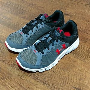 NWT Under Armour BGS Micro G Assert 6 Boys